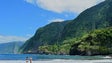 Imagem de Banhistas aproveitam a chegada do verão para visitar as praias do Seixal e Porto Moniz (Vídeo)