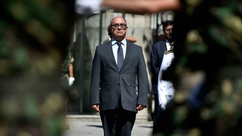 Imagem de Ministro da Defesa cancela viagem à Madeira