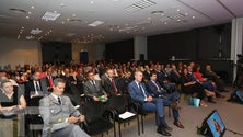 Imagem de Emigrantes reunidos para dar a conhecer experiências no país de acolhimento
