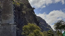 Imagem de Rocheiros efetuam limpeza da escarpa na Calheta (vídeo)