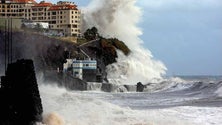 Imagem de Mar agitado causa prejuízos no restaurante na Doca do Cavacas