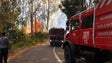 Imagem de Bombeiros e helicóptero combatem incêndio no sítio do Castelejo
