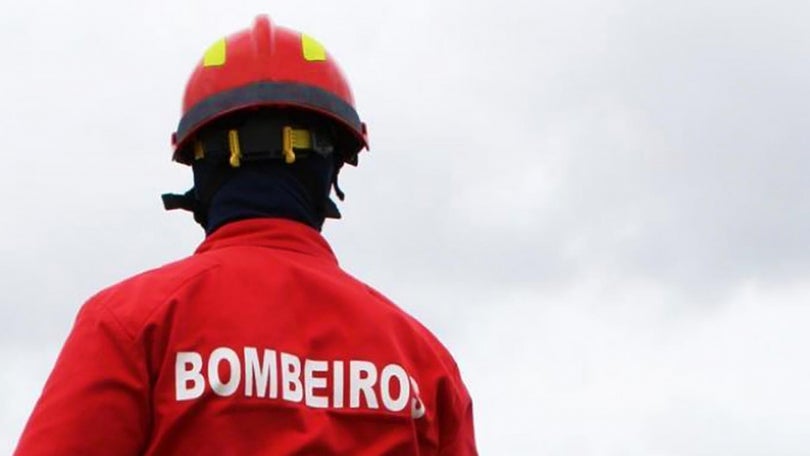 Reacendimento mobiliza bombeiros