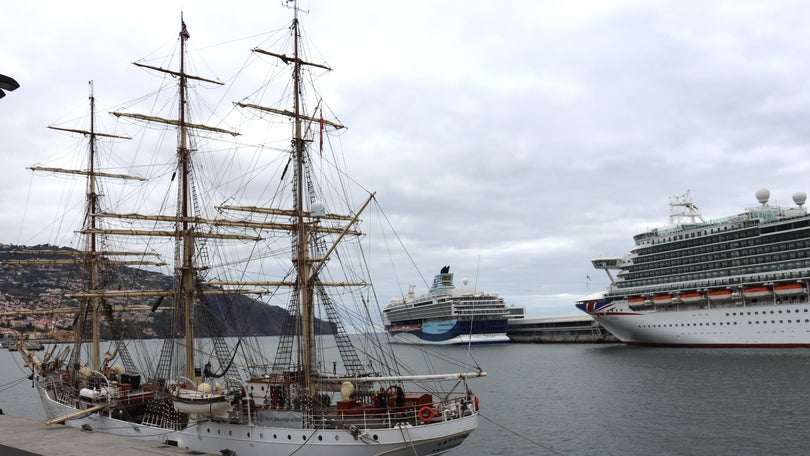 Imagem de Funchal com dois navios de cruzeiro que estão a movimentar 6 783 pessoas