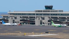 Imagem de Primeiro avião desde sábado aterra em La Palma