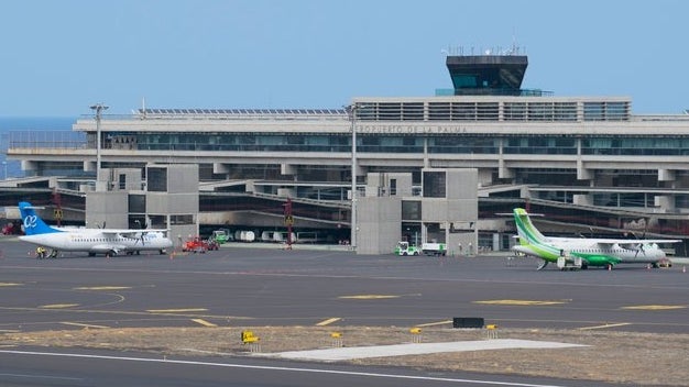 Imagem de Primeiro avião desde sábado aterra em La Palma
