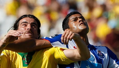 O jogador do Paços Filipe Anunciação (na foto, na disputa de uma bola com Hulk) contestou a arbitragem de Paulo Costa