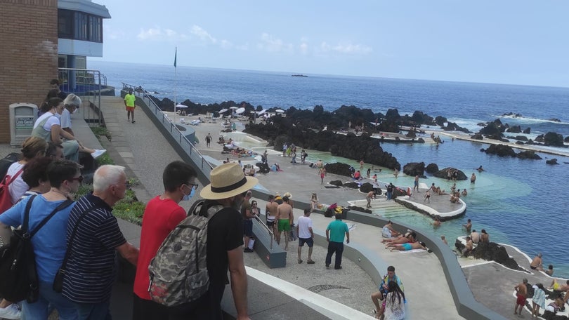 Movimento nas piscinas do Porto Moniz