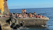 Imagem de Madeirenses fazem praia em…novembro (vídeo)