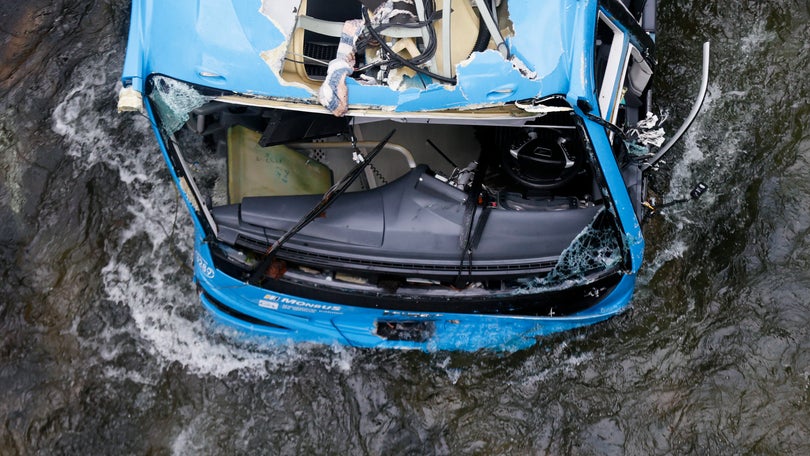 Sobe para sete o número de mortos na queda de autocarro num rio em Espanha