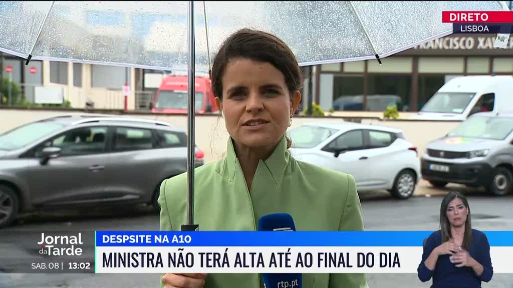 Ministra da Saúde continua em observação no hospital