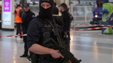Imagem de Seis pessoas esfaqueadas em estação de comboios de Paris, atacante alvejado