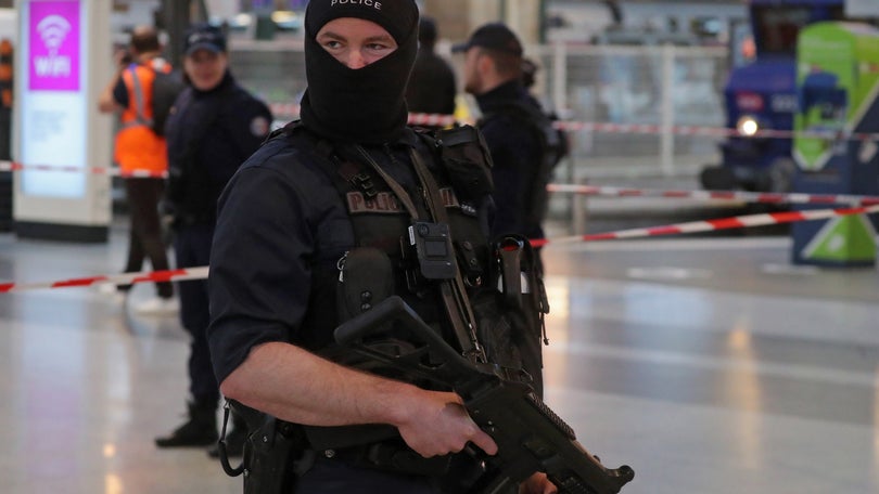 Imagem de Seis pessoas esfaqueadas em estação de comboios de Paris, atacante alvejado