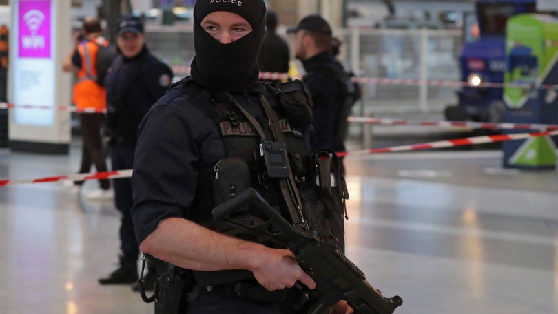 Seis pessoas esfaqueadas em estação de comboios de Paris, atacante alvejado