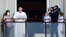 Imagem de Papa reaparece na varanda do hospital
