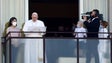 Papa reaparece na varanda do hospital