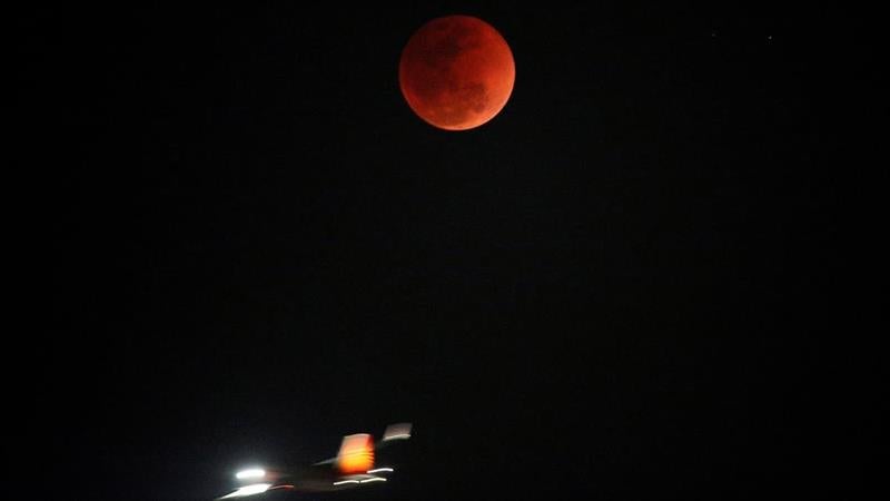 Imagem de Eclipse total da Lua ocorre na sexta-feira e em Portugal será visto a meio