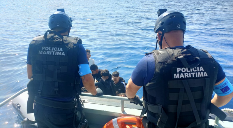 Polícia Marítima resgata 15 migrantes ao largo da ilha de Lesbos na Grécia