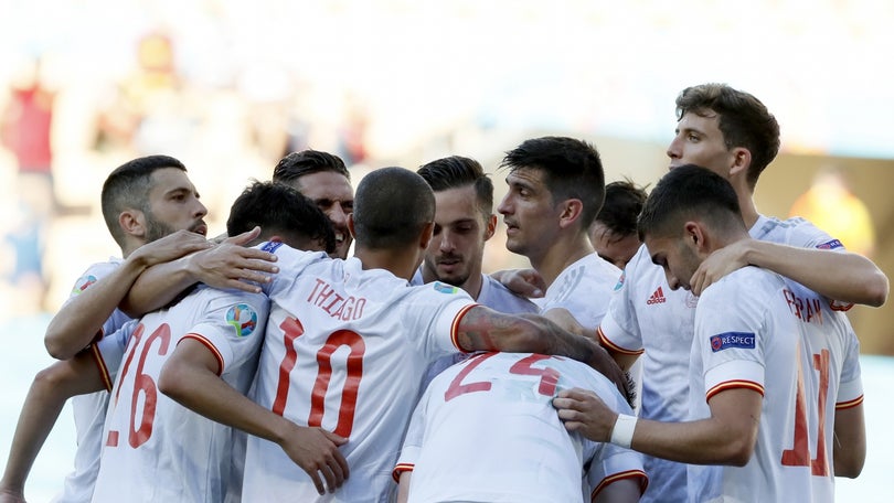 Imagem de Espanha goleia Eslováquia, apura-se e qualifica Ucrânia