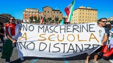 Imagem de Covid-19: Mil pessoas antivacina e antimáscara manifestam-se em Roma