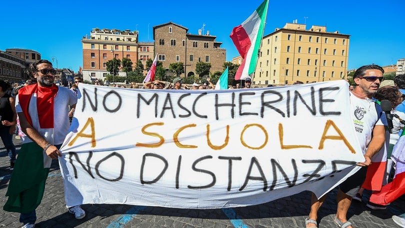 Imagem de Covid-19: Mil pessoas antivacina e antimáscara manifestam-se em Roma