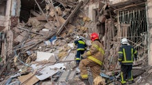 Imagem de Pelo menos 21 mortos em ataque russo perto de Kharkiv