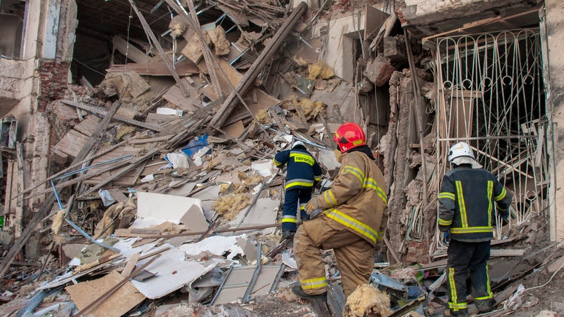 Imagem de Pelo menos 21 mortos em ataque russo perto de Kharkiv