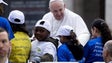 Francisco transporta oito crianças refugiadas no papamóvel