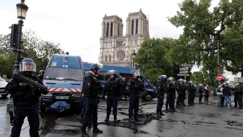 Imagem de Polícia francesa dispara sobre homem na Catedral de Notre-Dame de Paris