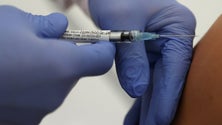 Imagem de Covid-19: Laboratórios francês e britânico prometem 60 milhões de vacinas ao Reino Unido