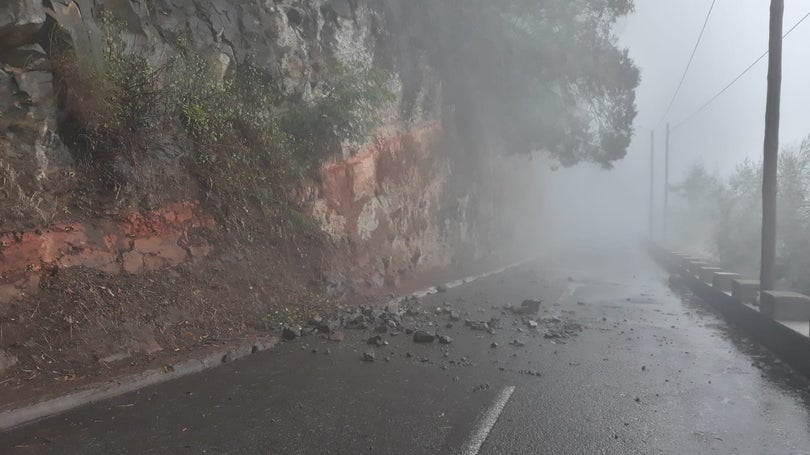 Imagem de Mau tempo: Estrada de acesso à Fajã das Galinhas encerrada ao trânsito devido a derrocada