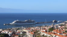 Navio de cruzeiro e veleiro no Porto do Funchal