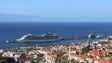 Navio de cruzeiro e veleiro no Porto do Funchal