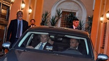Imagem de Meloni e Berlusconi reconciliam-se após zanga em partilha de poder
