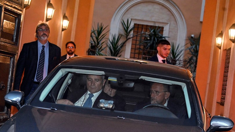 Imagem de Meloni e Berlusconi reconciliam-se após zanga em partilha de poder