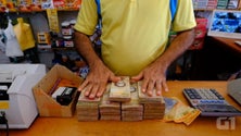 Imagem de Venezuela desvaloriza o bolívar e estabelece novas regras para o acesso a divisas