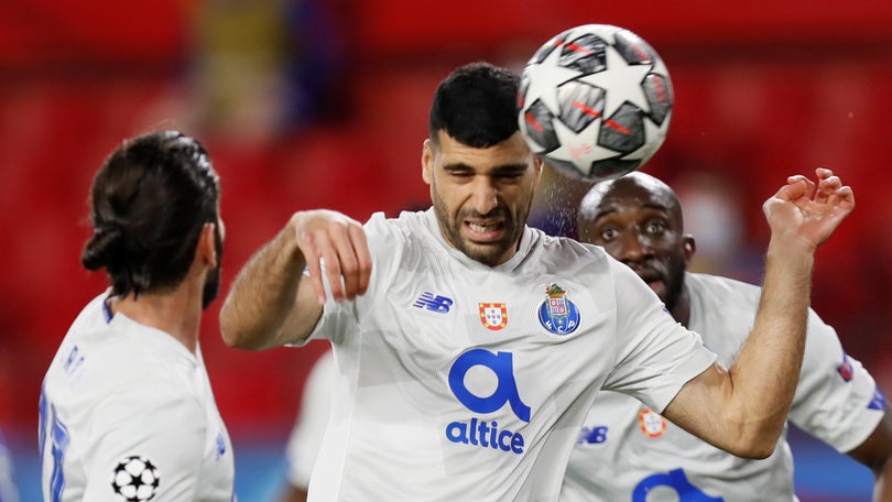 Imagem de Porto vence mas falha meias-finais