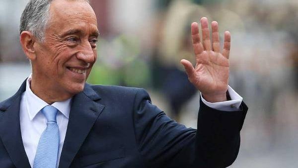 Imagem de Dezenas esperaram hoje por Marcelo na Calheta