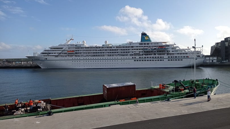 Imagem de Navios improvisam dia na Madeira