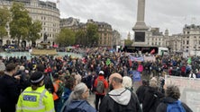 Imagem de Milhares de manifestantes em Londres em protesto contra inflação e por eleições gerais