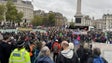 Imagem de Milhares de manifestantes em Londres em protesto contra inflação e por eleições gerais