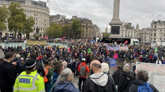 Milhares de manifestantes em Londres em protesto contra inflação e por eleições gerais