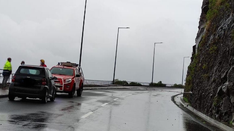 Imagem de Queda de pedras encerra estrada em Machico