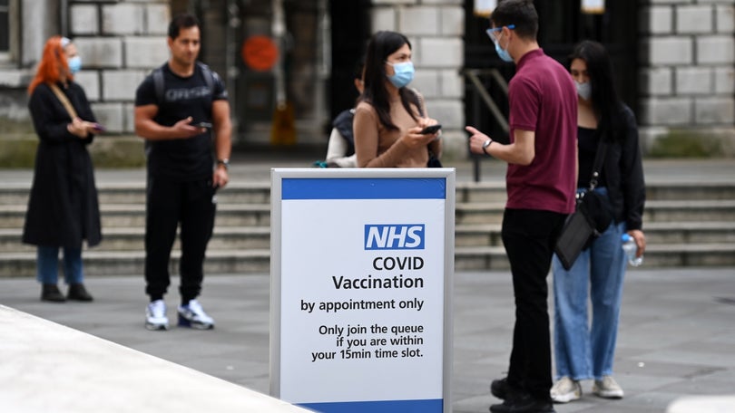 Reino Unido oferece incentivos aos jovens para se vacinarem