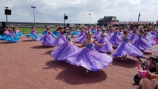 Imagem de Festa da Flor: Temas originais, homenagens e flores naturais marcam segundo dia de atuações (Vídeo)