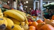 Imagem de Compras de frutas e legumes no mercado (vídeo)