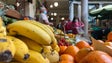 Compras de frutas e legumes no mercado (vídeo)