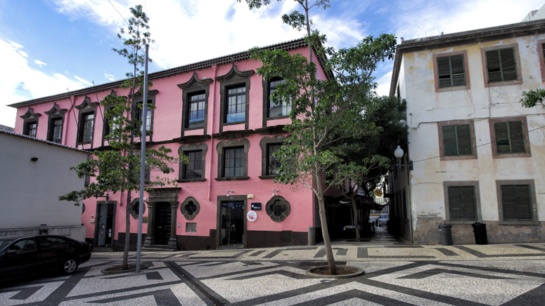 Imagem de Juiz rejeita providência cautelar da câmara de Santa Cruz para aterro do Porto Novo