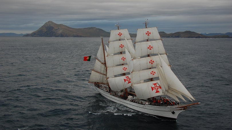 Imagem de Navio-escola Sagres da Marinha celebra 60 anos com a Bandeira Portuguesa