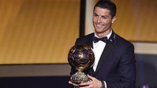 Imagem de Félix e Bernardo Silva juntos ao `veterano` Ronaldo na corrida à Bola de Ouro